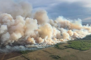 Cháy rừng ở Canada làm hàng nghìn người phải sơ tán, khói đen bao phủ biên giới nước Mỹ