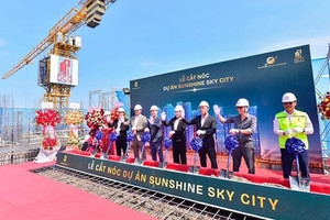 Tổ hợp căn hộ “chuẩn khách sạn ven sông Sài Gòn” - Sunshine Sky City cất nóc toà S4