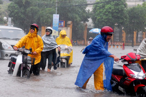 Vùng hội tụ gió trên cao hoạt động mạnh, miền Bắc lại mưa lớn