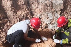 Lũ quét sập núi đá làm phát lộ hòn đá lạ màu trắng, nông dân đem bán 'chui', chính quyền vào cuộc 'truy vết' vị trí chôn bảo vật chấn động cả thế giới