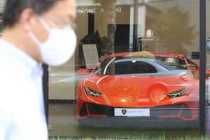 Quốc gia châu Á suy thoái vẫn lên cơn sốt xe sang, người nghèo cũng dễ dàng mua Mercedes hay Lamborghini