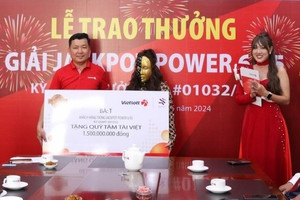 Kỷ lục Vietlott: Người phụ nữ trúng 1 giải Jackpot 1, 1 giải Jackpot 2 và 48 giải nhất với số tiền thưởng 'khổng lồ'