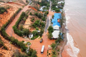 'Thủ đô resort' sẽ trở thành khu du lịch 14.760ha bất ngờ bị sạt lở nghiêm trọng, hàng chục phương tiện bị vùi lấp trong lũ cát