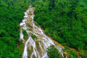 Vẻ đẹp tựa 'sơn nữ' của dòng thác 3 tầng không bao giờ cạn ở Tuyên Quang, cứ hè về là du khách lại rủ nhau trốn nắng cuối tuần