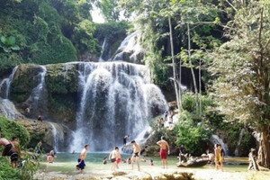 Ngỡ ngàng trước thác nước được ví như chốn 'bồng lai, tiên cảnh' nằm ngay gần Hà Nội, giá vé vào chỉ 10.000 đồng