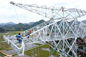 Cheo leo trên độ cao kéo đường dây 500kV mạch 3 qua Thanh Hóa