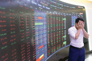 [LIVE] Thị trường 5/6: VN-Index bị bán ngược cuối phiên, cổ phiếu sữa, rượu 'gánh' chỉ số