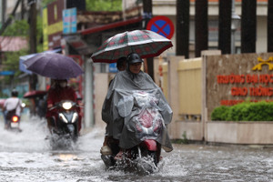 Nguyên nhân khiến Hà Nội mưa lớn, 7.000 lượt sấm sét dội xuống