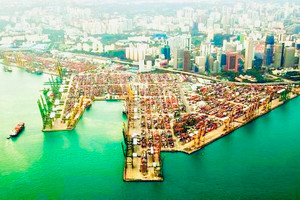 Hàng hóa thế giới 'mắc kẹt' ở siêu cảng Singapore, giá cước vận tải tăng trở lại