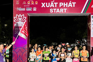 Khởi tranh giải marathon Hành trình về Làng Sen 2024