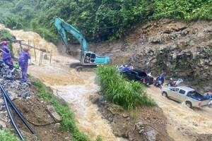 Mưa lớn tại Hà Giang, nước chảy như thác khiến du khách mắc kẹt ở Nho Quế