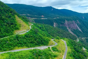 Cung đường đèo 33km nối liền hai TP du lịch nổi tiếng nhất Việt Nam, nơi du khách được trải nghiệm ‘tàu lượn siêu tốc’ giữa núi rừng và biển cả