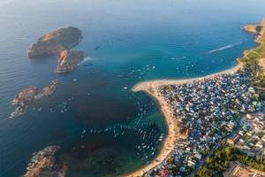 Làng chài ven biển nằm trên bán đảo chỉ cách TP. Quy Nhơn 10km, thu hút hàng nghìn lượt khách mỗi năm