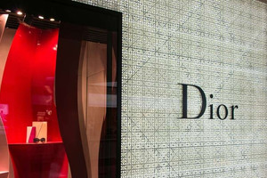 Dior mua túi từ thầu phụ 1,4 triệu, bán giá gần 70 triệu?