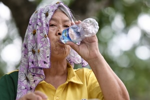 Người Hà Nội quay cuồng trong nắng nóng