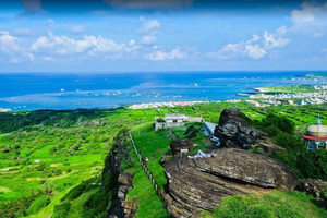 Ngọn núi được ví 'rồng biển khổng lồ' giữa đại dương, cách TP. Phan Thiết 120km, trên đỉnh còn có cổ tự trăm tuổi linh thiêng