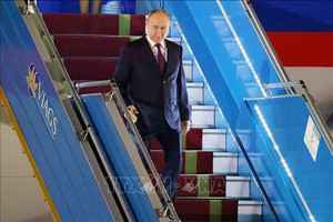 Hình ảnh Tổng thống Nga Vladimir Putin tại sân bay Nội Bài, bắt đầu chuyến thăm Việt Nam