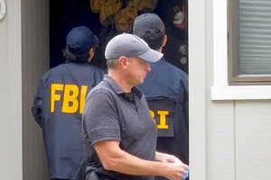 FBI khám nhà 'Vua rác' David Dương và Thị trưởng Oakland