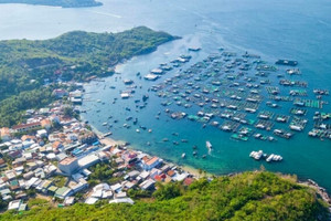 Vỡ đường ống vượt biển ra đảo, 'thiên đường biển' Nha Trang phải chở nước sạch từ đất liền ra 'giải cứu' hàng nghìn dân