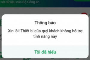 Nhân viên ngân hàng chỉ cách xử lý đơn giản khi điện thoại không có tính năng quét NFC để xác thực dữ liệu sinh trắc học