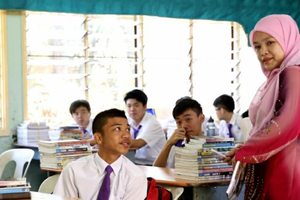 Quốc gia từng thất bại khi chuyển sang dạy toàn bằng tiếng Anh giờ ra sao?