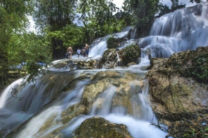 Thác nước 3 tầng tự nhiên ẩn mình trong cây cổ thụ chỉ cách Hà Nội hơn 100km
