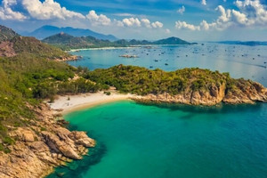 Hòn đảo hoang sơ được mệnh danh 'Maldives của Việt Nam' nằm ngay tại vịnh biển đẹp nhất thế giới