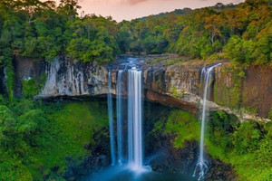 Con thác giữa đại ngàn Việt Nam lọt top đẹp nhất nước, tạo sương mù và cầu vồng quanh năm