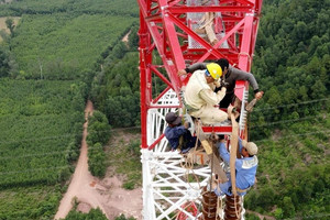 Tuyến 500kV mạch 3 kéo điện ra Bắc: Đánh đu giữa giời, ăn trên đỉnh cột giữa hè đổ lửa