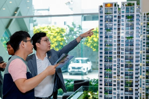 Bất chấp giá chung cư tăng ‘chóng mặt’, người dân tại Hà Nội và TP. HCM vẫn đổ xô đi mua nhà