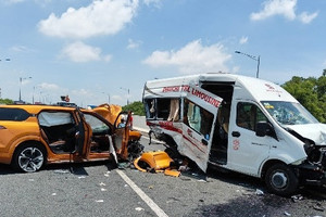 Đi trên cao tốc như 'đường làng': Vô tư đỗ xe ở làn 120km/h để cãi vã