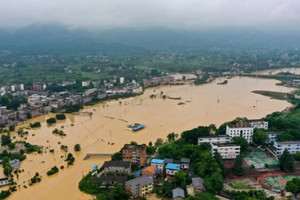 ‘Siêu đô thị’ của láng giềng Việt Nam hứng mưa lũ kỷ lục, 40.000 người bị ảnh hưởng, đập thủy điện lớn nhất thế giới báo động cao