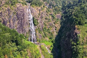 Ngọn thác hoang sơ bắt nguồn từ dãy Hoàng Liên Sơn hùng vĩ chỉ cách TP. Lai Châu 30km, là một trong những thác nước đẹp nhất Tây Bắc