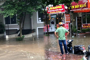 Làng biệt thự triệu đô hóa 'ốc đảo' sau 1 ngày Hà Nội mưa ròng rã