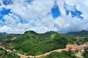 Hoàn thành con đường hùng vĩ xẻ núi xuyên rừng nối Lạng Sơn đến di sản thiên nhiên nổi tiếng nhất Việt Nam