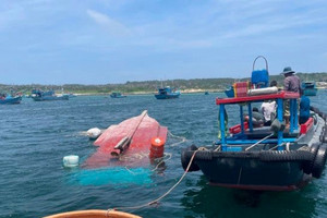 Lốc xoáy đánh lật úp tàu cá dài gần 10m trên vùng biển đảo Phú Quý, 6 ngư dân rơi xuống biển