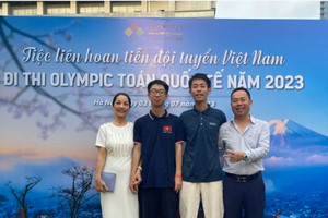 Cặp anh em ruột 'thần đồng' ở Việt Nam cùng đoạt Huy chương Vàng Olympic Toán quốc tế chỉ trong 4 năm