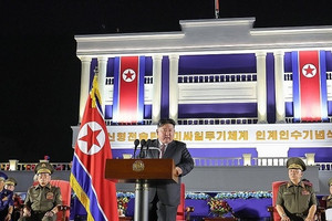 Hình ảnh ông Kim Jong Un giám sát chuyển giao hàng trăm vũ khí tấn công