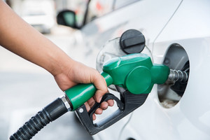 Xăng giảm gần 1.000 đồng/lít