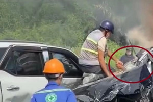 Nhóm 'người hùng' cứu tài xế kẹt trong ô tô bị biến dạng trước khi lửa lan đến