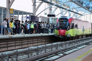 Sau 15 năm chờ đợi, tuyến metro 35.000 tỷ của Việt Nam đón gần 9.000 lượt khách chỉ trong sáng đầu tiên lăn bánh
