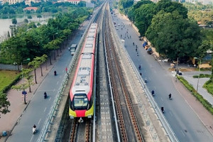 Tuyến metro 35.000 tỷ đi qua gần 10 trường đại học 'chưa hết hot' sau 3 ngày lăn bánh: Biển người 'nô nức' trải nghiệm, tàu đi nhanh nhưng hơi giật cục