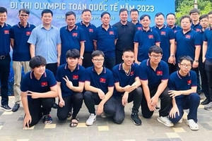 Thầy giáo 'mát tay' bậc nhất Việt Nam đào tạo nhiều 'thiên tài' giành huy chương Olympic Toán quốc tế, 100% học sinh lớp chủ nhiệm đỗ trường chuyên ở Hà Nội