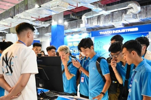 Trường Đại học AI đầu tiên tại Việt Nam tặng laptop miễn phí cho toàn bộ sinh viên nhập học, trao học bổng tới 100% cho các sinh viên có thành tích xuất sắc