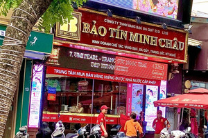 Tiệm vàng bên ngoài vắng vẻ, bên trong chật ních, vàng nhẫn bán kiểu khan hiếm