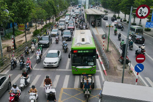 Hiện trạng vỉa hè, dải phân cách dọc tuyến buýt BRT nơi đề xuất xén bớt