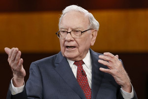 Vừa 'xả' 12 phiên liên tiếp, Warren Buffett lại tiếp tục bán ra 550 triệu USD cổ phiếu ngân hàng lớn thứ hai nước Mỹ: Huyền thoại đầu tư đang tính toán điều gì?