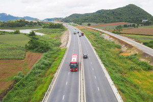 Vé tàu hỏa, máy bay đang 'cạn dần', hành khách thêm lựa chọn đi cao tốc dịp Lễ 2/9