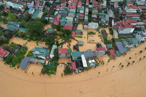 Nhiều nhà dân ở thành phố Cao Bằng chìm trong biển nước