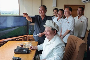 Ông Kim Jong Un thị sát cuộc thử nghiệm UAV cảm tử của Triều Tiên